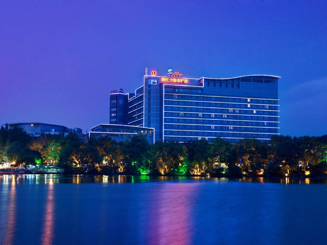 桂林市 桂林漓江大瀑布酒店1#和5#电梯  2台